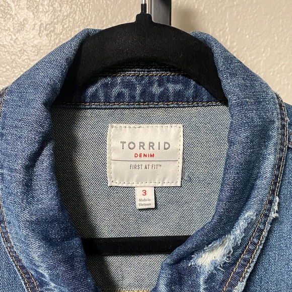 #T254 - Torrid Distressed Long Line Blue Jean Jacket-Pre-Owned -3X - Picture 2 of 6